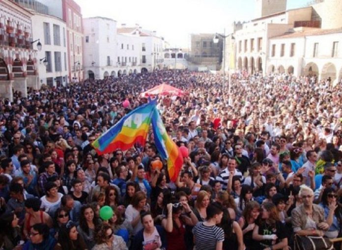 Plaza Alta de Badajoz, multitudinaria asistencia a la primera Caravana de Palomos en 2011.