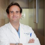 El doctor Juan Ignacio Martínez-Salamanca, el gran cirujano que ha intervenido a nuestro colaborador. LYX.