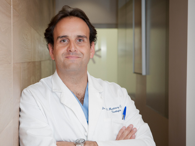 El doctor Juan Ignacio Martínez-Salamanca, el gran cirujano que ha intervenido a nuestro colaborador. LYX.