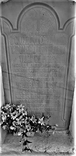 La sencilla tumba de Carolina Coronado y Horacio Perry en el cementerio de San Juan Badajoz. IVÁN CEDRÓN