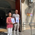 María Antonia Sánchez e Iván Cedrón responsables de este proyecto presentado por Amigos y Amigas de Badajoz en la Delegación del Gobierno.