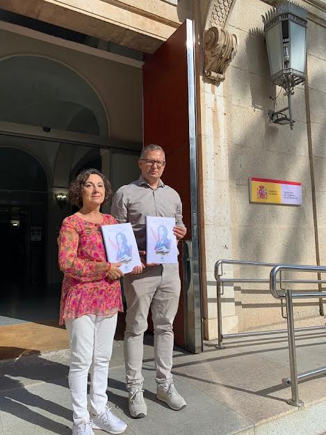 María Antonia Sánchez e Iván Cedrón responsables de este proyecto presentado por Amigos y Amigas de Badajoz en la Delegación del Gobierno.