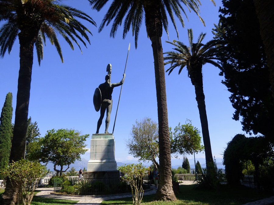 Monumento a Aquiles en Grecia. Los griegos acuñaron un prototipo de belleza. J.M. PAGADOR