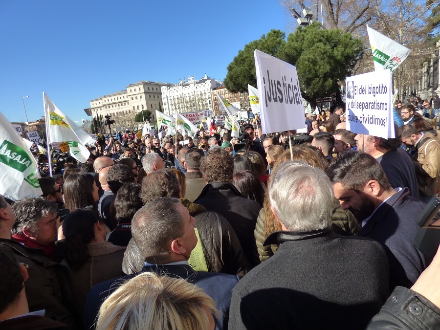 Una de las constantes manifestaciones que hay en Madrid, alterando a diario la vida de la ciudad. J.M. PAGADOR