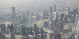 ¿De qué está llena la gran ciudad si no de contaminación? Vista aérea de Dubai. J.M. PAGADOR
