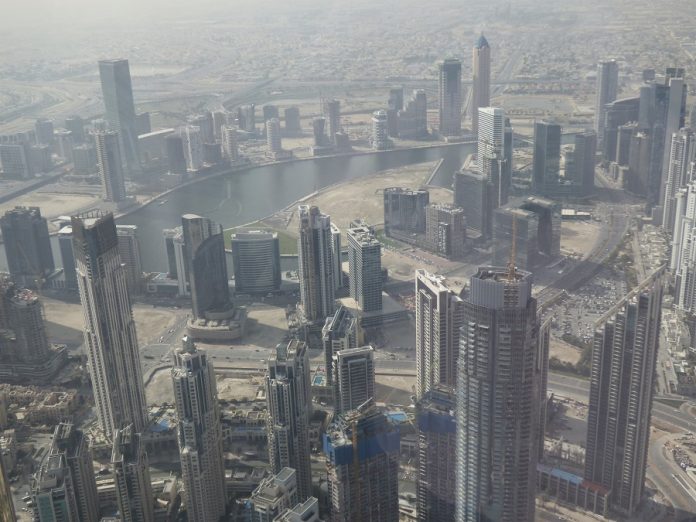 ¿De qué está llena la gran ciudad si no de contaminación? Vista aérea de Dubai. J.M. PAGADOR