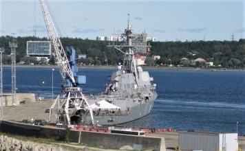 Buque de guerra norteamericano en el puerto de Tallin, Estonia. Las repúblicas bálticas pertenecen a la OTAN desde 2004. J.M. PAGADOR