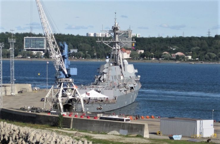 Buque de guerra en el puerto de Tallin, Estonia. Las repúblicas bálticas pertenecen a la OTAN desde 2004. J.M. PAGADOR