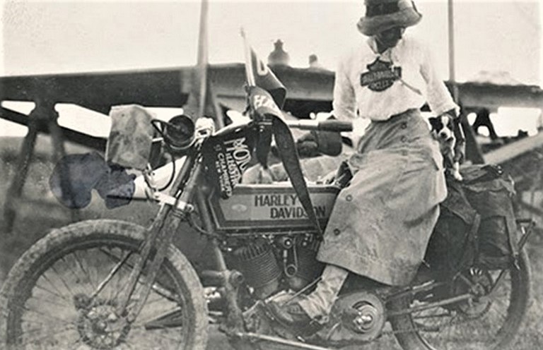 Della Crewe con su moto y su perro a principios del siglo XX.