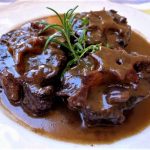 Rabo de toro al vino tinto, con arroz pillaf y tomate provenzal