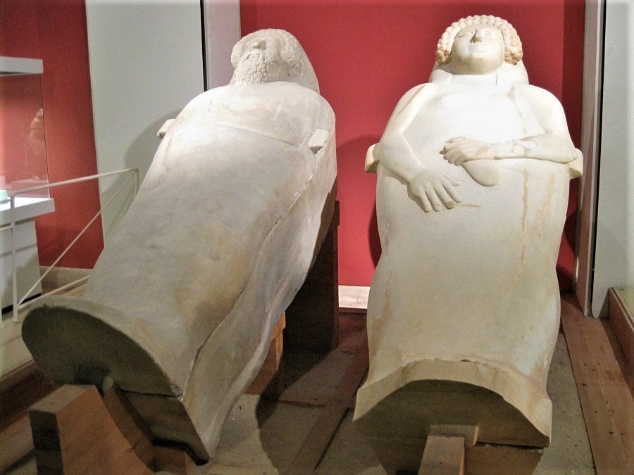 Sarcófagos antropomorfos fenicios. (Museo de Cádiz). J.M. PAGADOOR