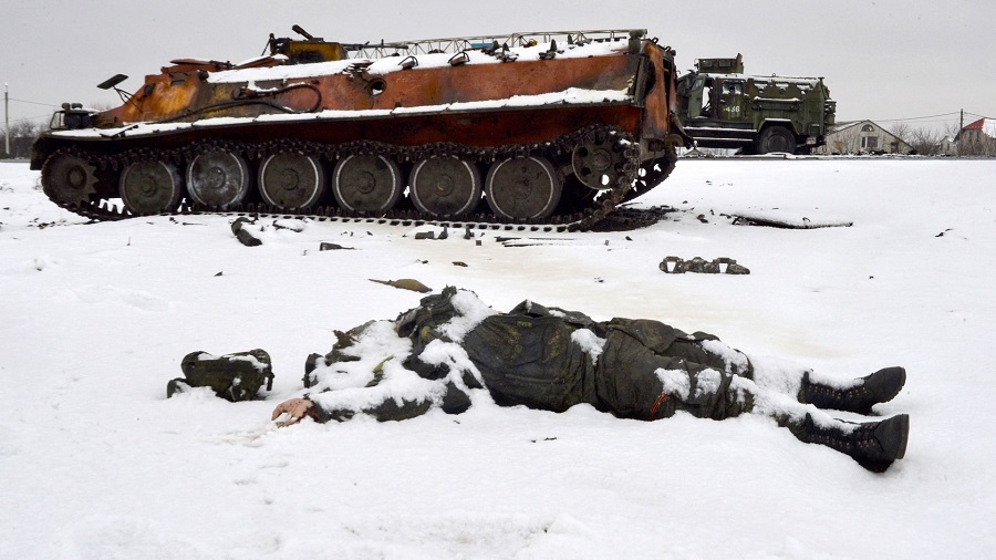 Soldados rusos muertos y sus blindados, destruidos por los combatientes ucranianos. RTVE