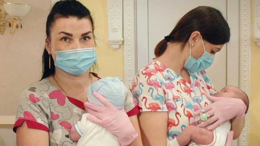Enfermeras ucranianas con niños nacidos por gestación subrogada. RTVE