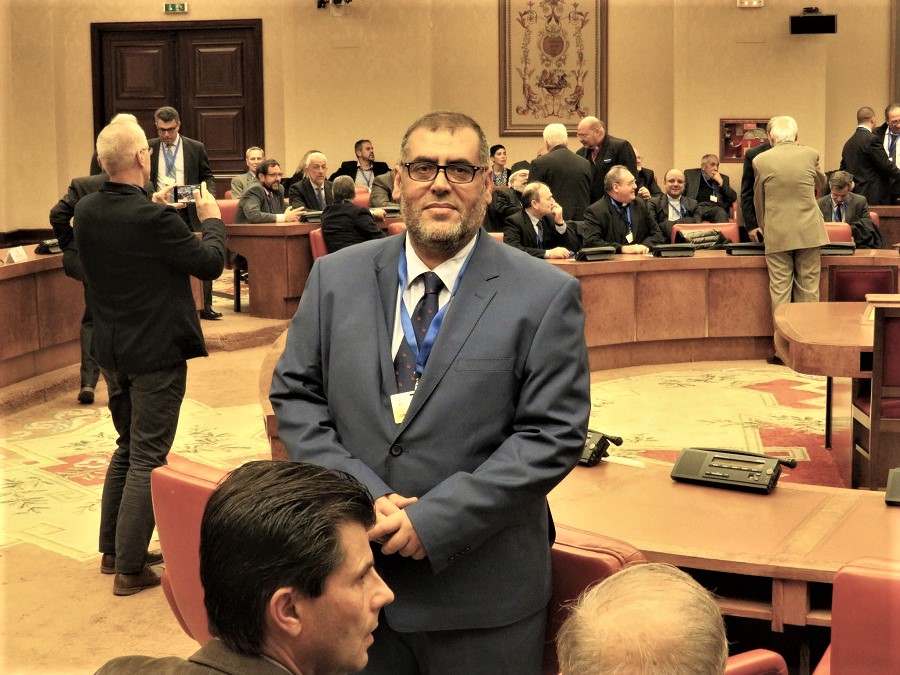 Adel Najjar, una autoridad religiosa, en el Congreso de los Diputados.