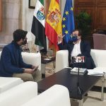 El autor de este reportaje, entrevistando al presidente de la Junta de Extremadura, Guillermo Fernández Vara.