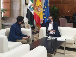 Don Benito-Villanueva, un (beneficioso) matrimonio de conveniencia El autor de este reportaje, entrevistando al presidente de la Junta de Extremadura, Guillermo Fernández Vara.