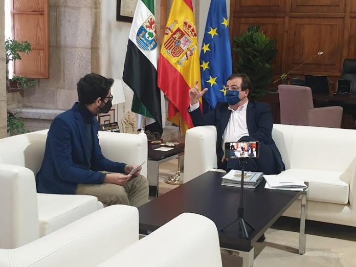 El autor de este reportaje, entrevistando al presidente de la Junta de Extremadura, Guillermo Fernández Vara.