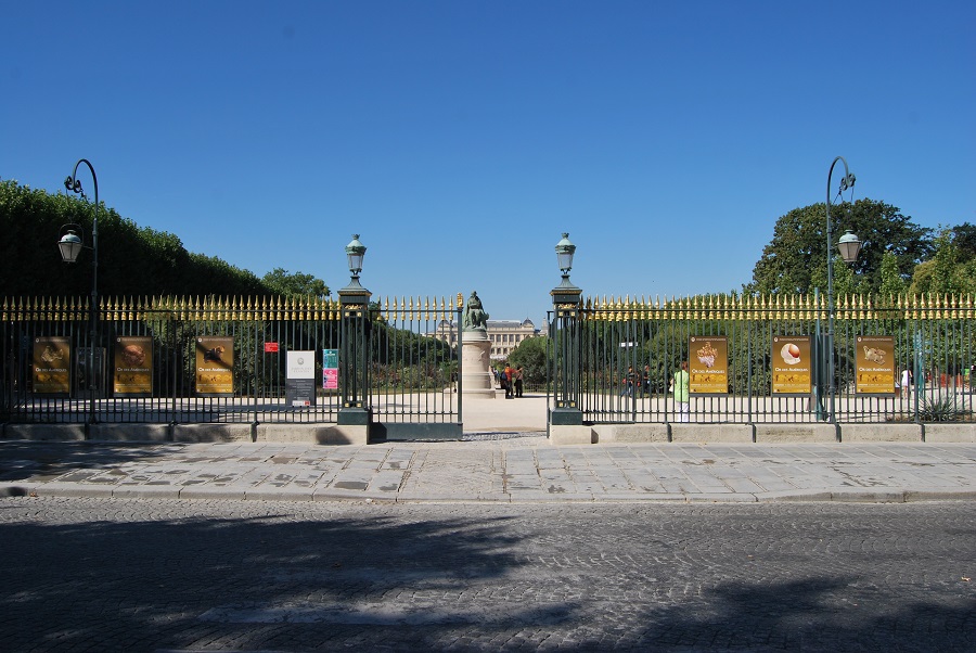 Entrada principal al Jardin des Plantes. Saliendo del mismo, al otro lado, está la Gran Mezquita de París.