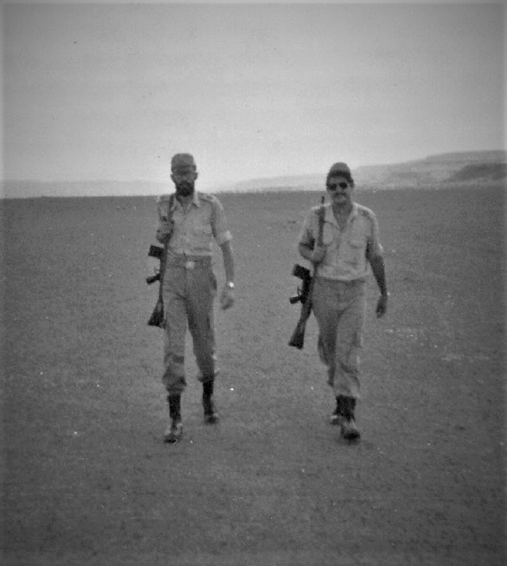 José María Pagador (i), de patrulla por el desierto del Sáhara en los primeros años 70.