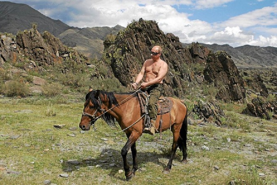Putin a caballo, como un cowboy de la estepa. KRENLIM