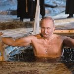 Putin bañándose en agua helada. KRENLIM