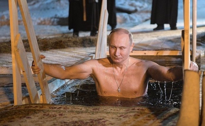 Putin bañándose en agua helada. KRENLIM