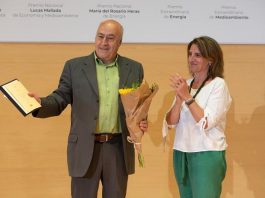 Juan Serna recibió el Premio de manos de la vicepresidenta del Gobierno y ministra Teresa Ribera.
