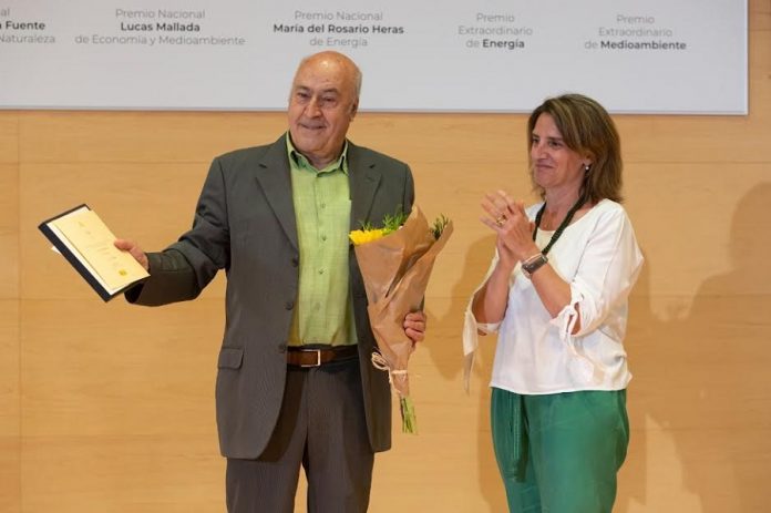 Juan Serna recibió el Premio de manos de la vicepresidenta del Gobierno y ministra Teresa Ribera.