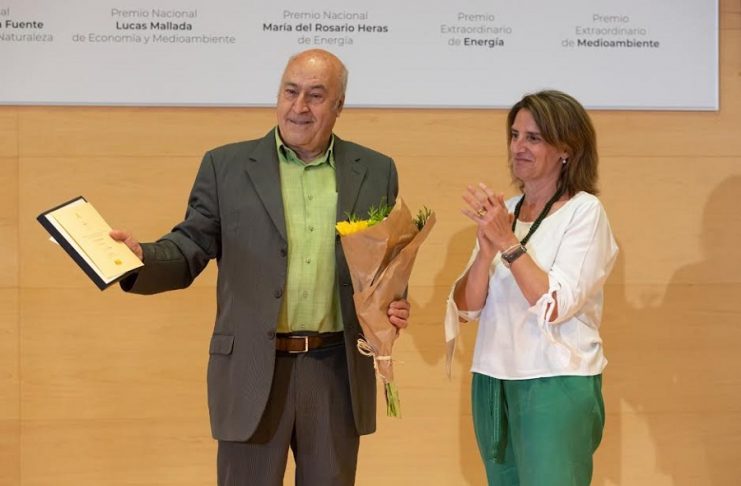Juan Serna recibió el Premio de manos de la vicepresidenta del Gobierno y ministra Teresa Ribera.