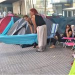 Preparando el cobijo a las puertas del estadio. PROPRONews