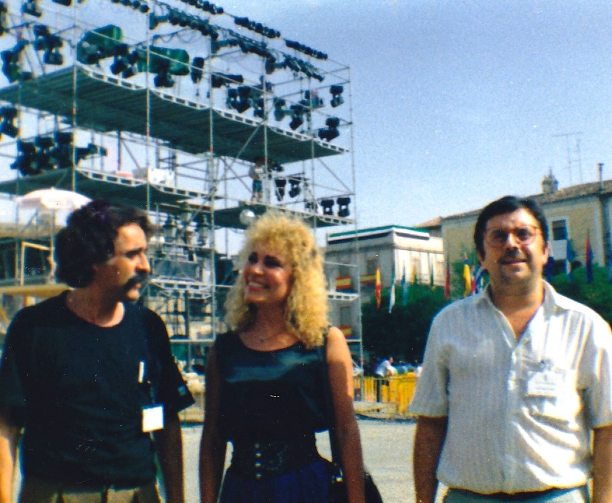 El autor de la entrevista, con la actriz Diana y Miguel Murillo, montando su superespectáculo ALBORADA, en 1988.