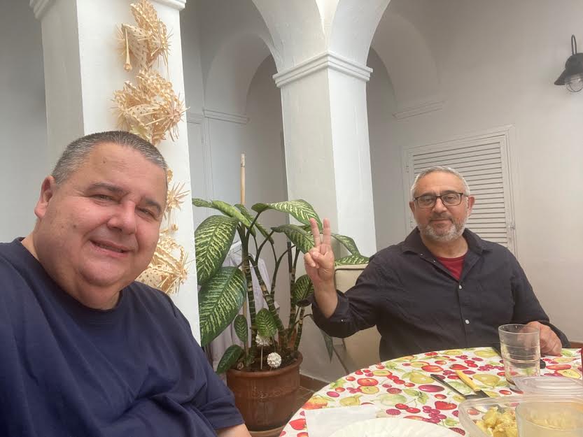 El expárroco de Conil con Antonio Casado, otro sacerdote suspendido. PROPRONews