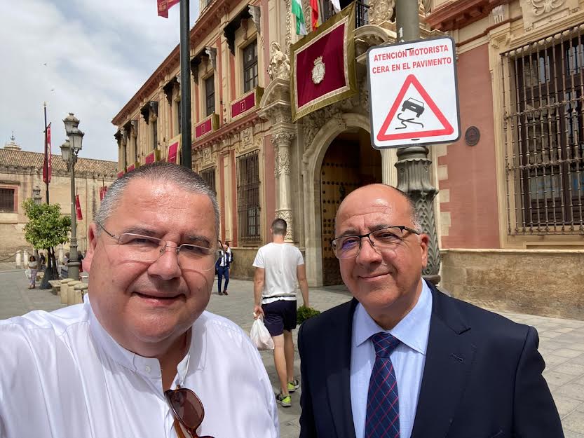 El sacerdote Rafael Vez, con su abogado, ante las puertas del Arzobispado de Sevilla. PROPRONews