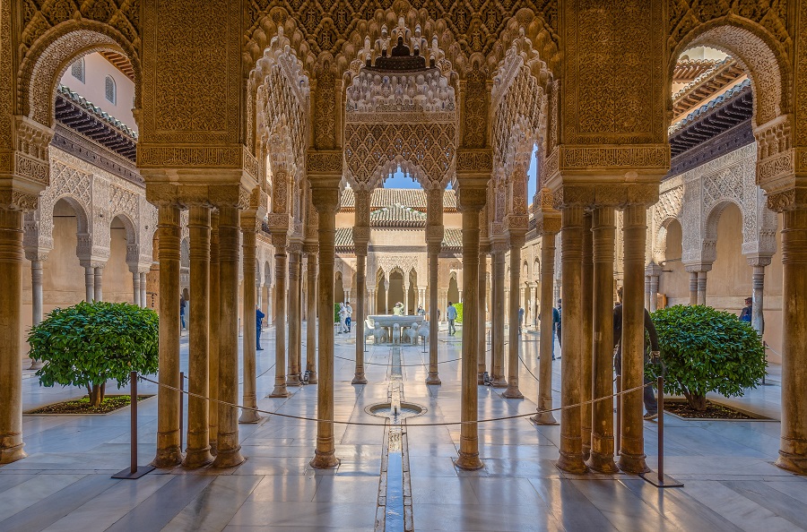El palacio y el patio de los Leones fue una de las obras culmen de la Alhambra, mandados construir por Muhammad V. WIKIPEDIA