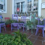 ‘Me siento bien’, sillas viejas convertidas en maceteros cuyas plantas cuidan los niños de la localidad.