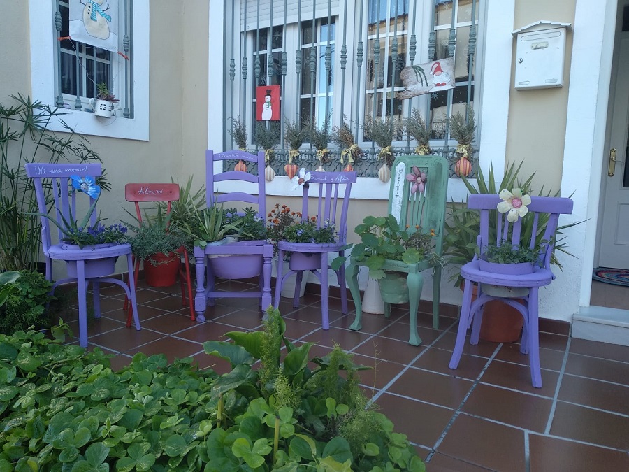 'Me siento bien', sillas viejas convertidas en maceteros cuyas plantas cuidan los niños de la localidad.
