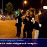 Familiares del general aplauden al paso de sus restos. RTVE