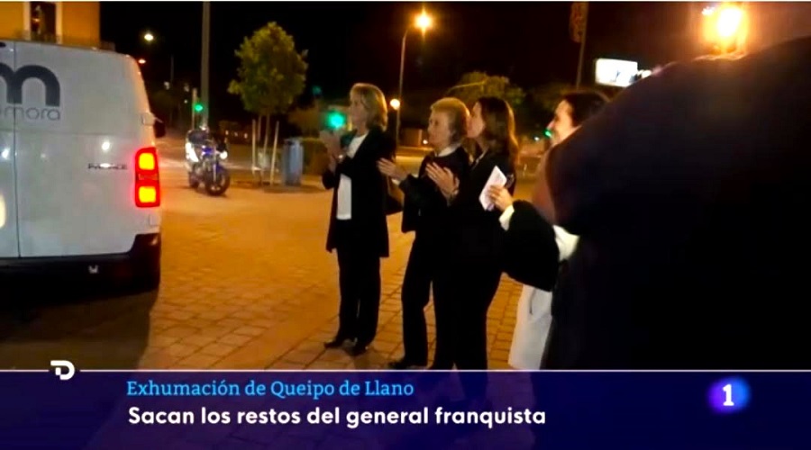 Familiares del general aplauden al paso de sus restos. RTVE