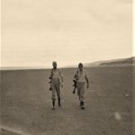 José María Pagador con un compañero, de patrulla por el desierto en los días previos a la Marcha Verde. ARCHIVO J.M.P