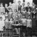 Mi tío abuelo paterno el maestro Rosendo de la Peña Risco en su escuela con sus alumnos poco antes de su asesinato.