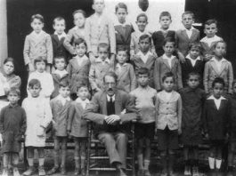Mi tío abuelo paterno el maestro Rosendo de la Peña Risco en su escuela con sus alumnos poco antes de su asesinato.