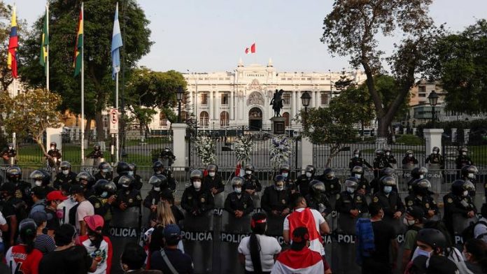 El Congreso peruano, protegido por fuerzas de seguridad. RTVE