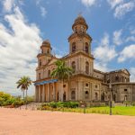 La catedral vieja quedó en pie, pero sufrió tantos daños que no volvió a utilizarse.