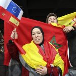 Marroquies con banderas de España y de Marruecos. BLADI