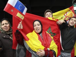 Xenofobia y racismo preventivos Marroquies con banderas de España y de Marruecos. BLADI