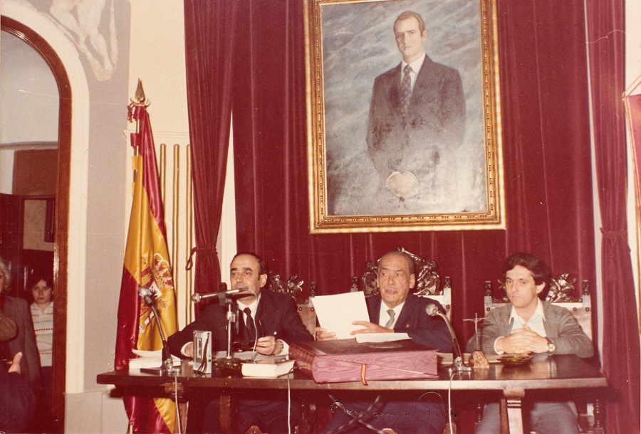Mi padre, presidiendo la mesa de constitución del primer ayuntamiento socialista de Badajoz.