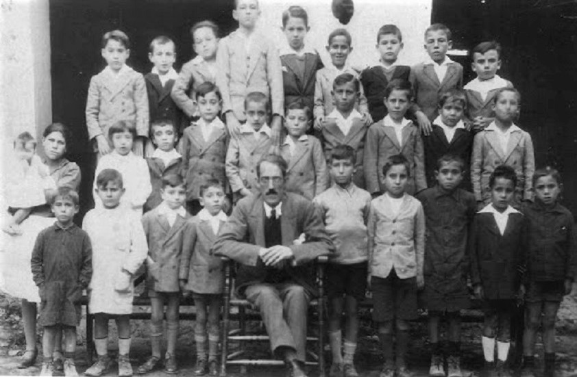 Mi tío abuelo, el maestro Rosendo de la Peña Risco, en su escuela con sus alumnos, poco antes de su asesinato.
