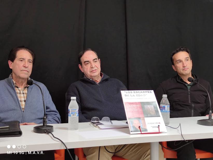 Presentación, por Moisés Cayetano (izq), el el autor (centro), y Ricardo Cabezas, vipte. de la Diputación