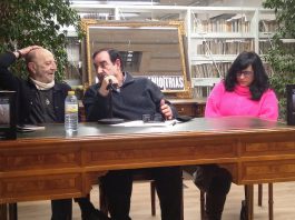 27 años después El poeta, con Andrés Aberasturi y Laura de Miguel, en la presentación de su nuevo libro de poesía.