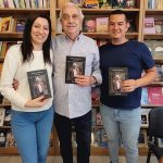 El poeta con Yanina Brenta, coordinadora de la edición, y Sebastián Dávalos, responsable de Prensa de Dunken.
